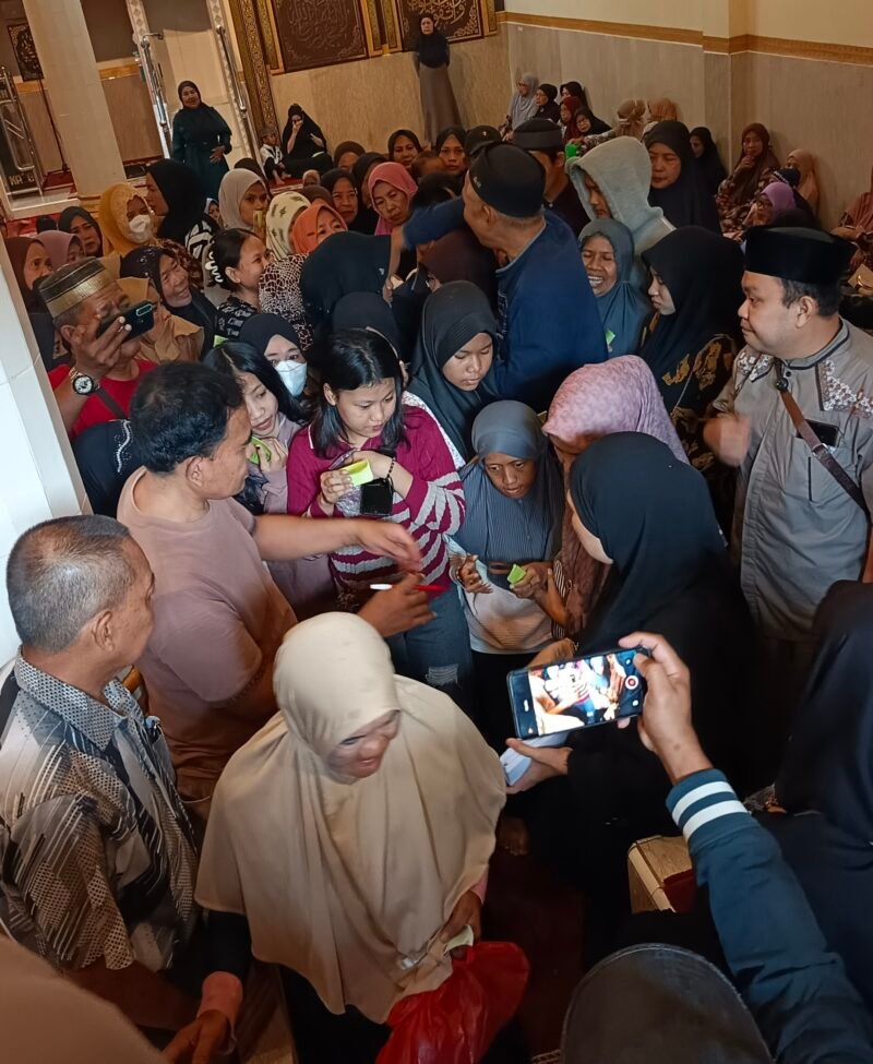 Sebanyak 700 anak yatim dan kaum dhuafa di Kabupaten Wajo menerima santunan dari Masjid At-Taubah Pasar Sentral Sengkang, Senin (7/9/2026)