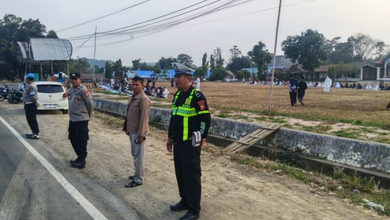 Personel Polsek Urban Pitumpanua melakukan pengamanan selama pelaksanaan salat istisqa guna memastikan kegiatan berlangsung aman, tertib, dan lancar