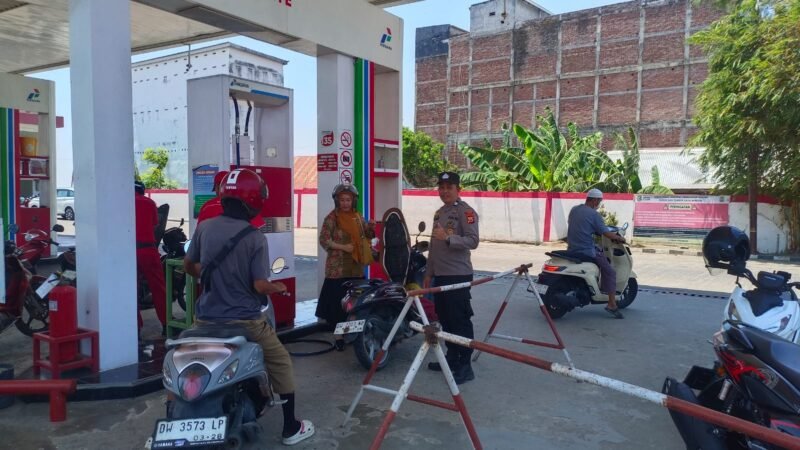 Personel Polsek Tanasitolo melaksanakan pengamanan dan monitoring aktivitas pengisian bahan bakar minyak (BBM) jenis Pertalite di SPBU Empagae, Desa Assorajang, Kecamatan Tanasitolo, Kabupaten Wajo, Kamis (1/10/2026)