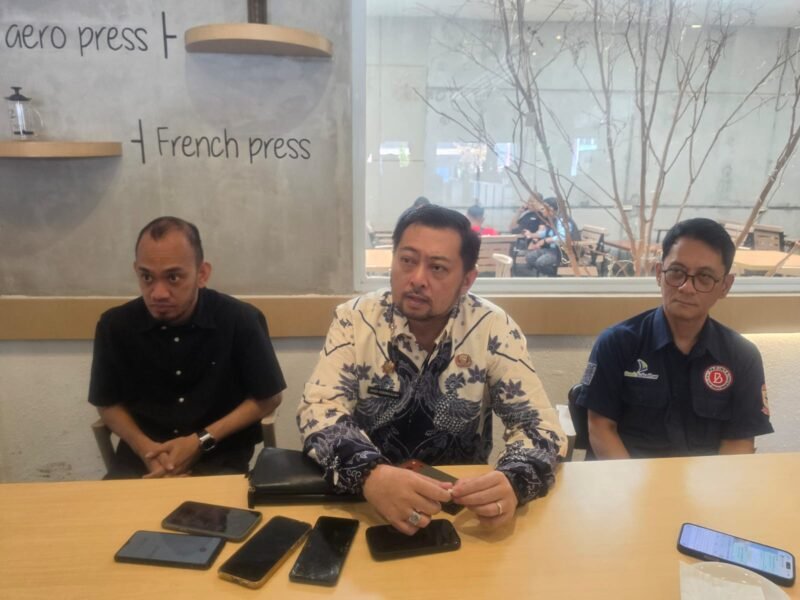Kepala Bapenda Kota Makassar, Andi Asminullah memberikan keterangan pers terkait PBB dan NJOP tidak mengalami kenaikan pada Tahun 2025 - 2026, Jumat (2/10/2026)