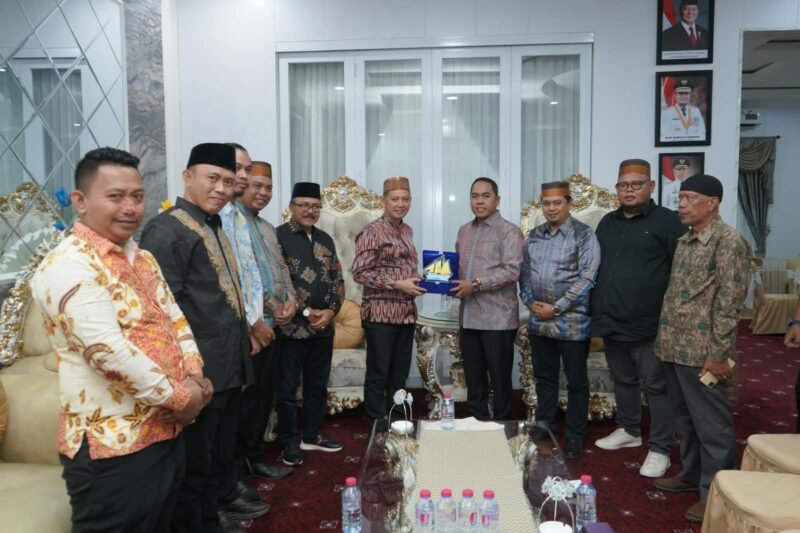 Bupati Wajo, Andi Rosman sambut saudagar bugis dan Kerukunan Keluarga Wajo (KKW) di halaman Rumah Jabatan Bupati Wajo, Jl Veteran, Sengkang, Jumat (2/10/2026) malam