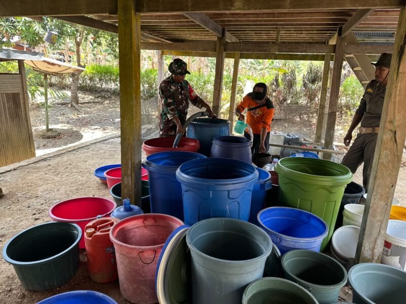 Babinsa Koramil 1406-01/Tempe, Serka Rahmat Husain, melaksanakan kegiatan pendampingan penyaluran air bersih kepada warga yang terdampak kekurangan air bersih akibat musim kekeringan berkepanjangan (El Nino)