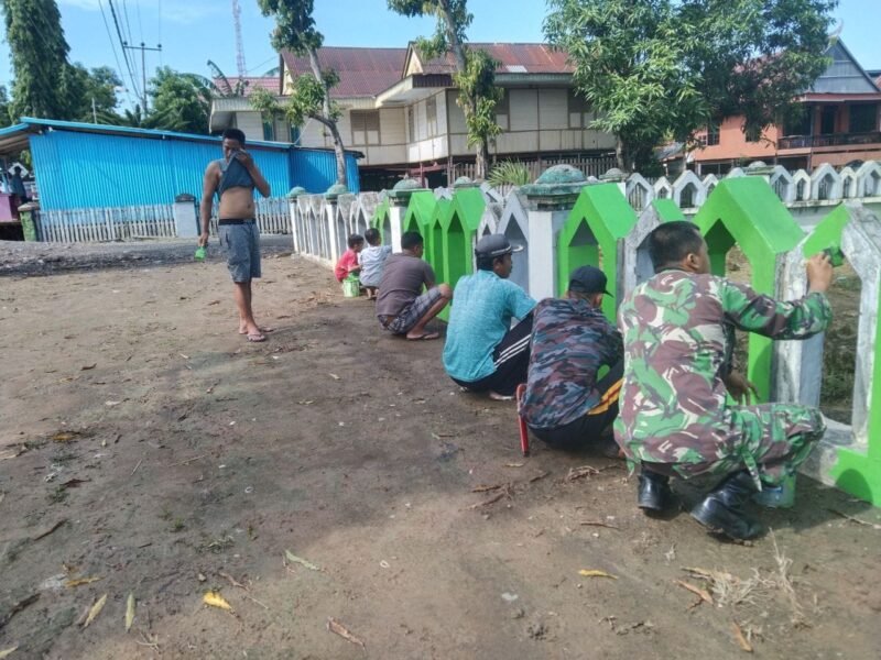 Babinsa Koramil 1406-08/Sabbangparu, Serka Heppy, melaksanakan kegiatan membantu warga mengecat pagar masjid di Dusun Lampajo, Desa Pasaka, Kecamatan Sabbangparu, Kabupaten Wajo, Minggu (4/10/2026)