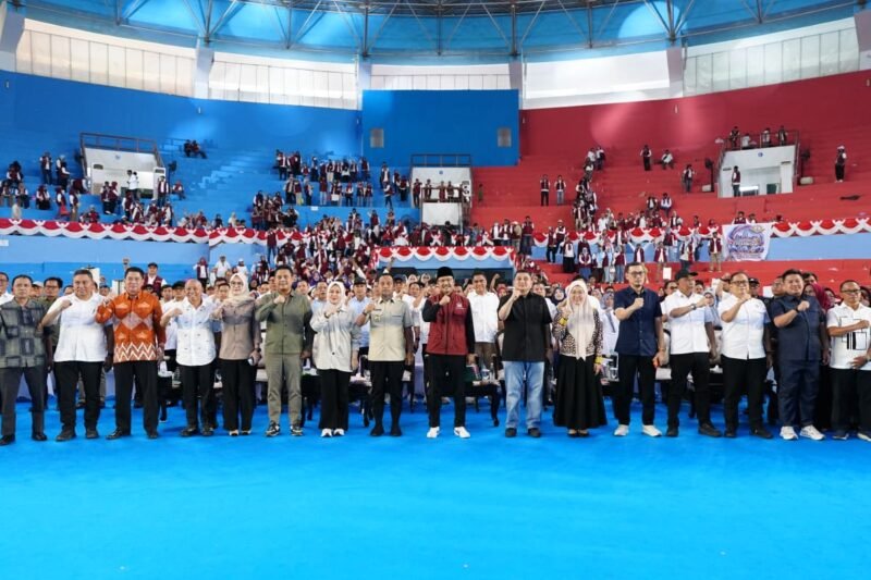 Wali Kota Makassar, Munafri Arifuddin, mendampingi Menteri Sosial RI, Saifullah Yusuf, meluncurkan Gerakan Nasional Peduli Tetangga untuk Perlindungan Sosial (Perlinsos) di Gedung Olahraga (GOR) Sudiang, Minggu (4/10/2026)