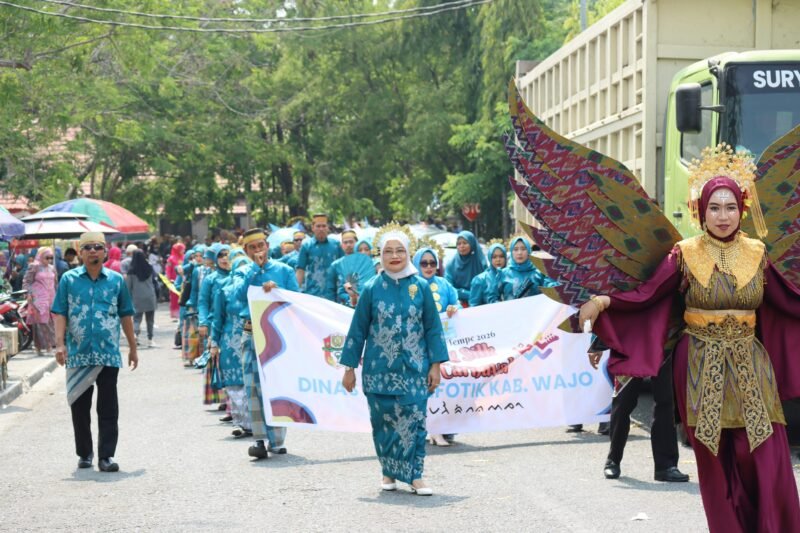 Sutera bukan sekadar kain bagi Wajo. Ia adalah identitas, warisan, sekaligus modal budaya yang terus dipertontonkan ke publik. Pesan itu dibawa Dinas Komunikasi Informatika dan Statistik (Diskominfotik) Kabupaten Wajo dalam Sengkang Silk Karnaval, rangkaian Festival Danau Tempe 2026, Minggu (4/10/2026)