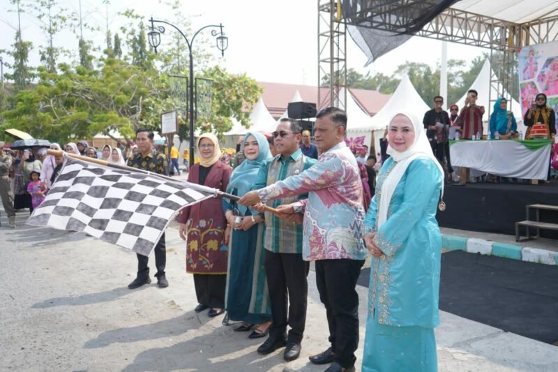 Bupati Wajo, Andi Rosman hadiri Sengkang Silk Fashion Karnaval yang dipusatkan di Jl Masjid Raya, depan Masjid Agung Ummul Quraa Sengkang, Minggu (4/10/2026)