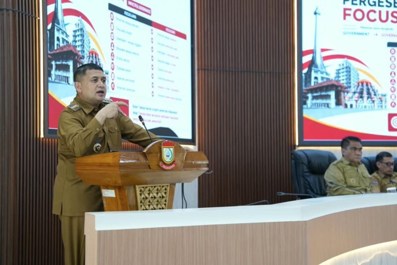 Wali Kota Makassar, Munafri Arifuddin memimpin Rapat Koordinasi bersama seluruh Camat dan Lurah se-Kota Makassar di Ruang Sipakatau, Kantor Wali Kota Makassar, Senin (5/10/2026)