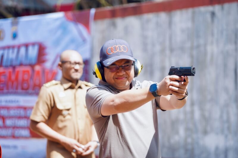 Wakil Bupati Gowa Darmawangsyah Muin menghadiri sekaligus mengikuti eksibisi menembak yang digelar Kepolisian Resor Kota (Polresta) Gowa di Lapangan Tembak Endra Dharmalaksana, Mako Polsek Parangloe, Selasa (6/10/2026)