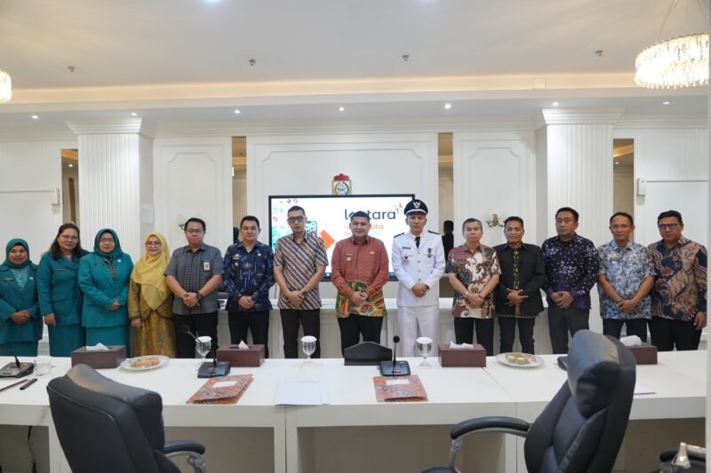 Pemaparan dan Wawancara Calon Juara Penjaringan Desa dan Kelurahan Berprestasi Tingkat Nasional Tahun 2026 yang dilaksanakan Direktorat Jenderal Bina Pemerintahan Desa Kementerian Dalam Negeri secara daring, di Kantor Balai Kota Makassar, Kamis (8/10/2026)