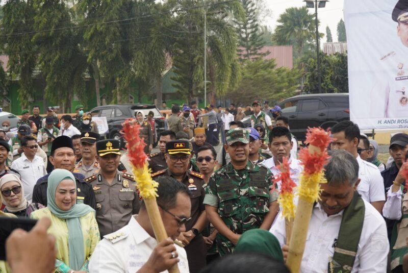 Komandan Kodim (Dandim) 1406/Wajo, Letkol Inf Harianto, S.I.P., menghadiri kegiatan Tudang Sipulung Tingkat Kabupaten Wajo Tahun 2026 yang berlangsung di Lapangan Sepak Bola Lapabbesi, Kelurahan Paria, Kecamatan Majauleng, Kabupaten Wajo, Rabu (14/10/2026)