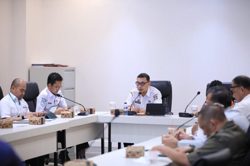 Wali Kota Makassar, Munafri Arifuddin menginstruksikan rapat koordinasi lintas sektor terkait penanganan pencemaran udara PM2.5 dan kabut asap di Kota Makassar, Rabu (14/10/2026)