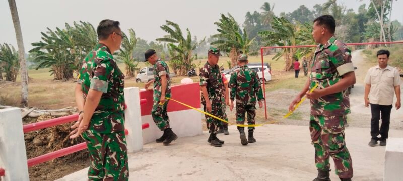 Tim pemeriksa dari Inspektorat Jenderal Angkatan Darat (Itjenad) melaksanakan kunjungan kerja sekaligus peninjauan lapangan terhadap tiga jembatan yang progres fisiknya telah mencapai 100 persen di wilayah Kodim 1406/Wajo, pada Rabu (14/10/2026)