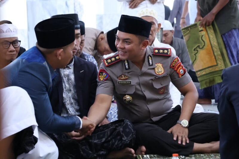 Kapolres Wajo AKBP Douglas Mahendrajaya, S.H., S.I.K., M.I.K., M.Tr.Opsla, melaksanakan kegiatan Jumat Keliling (Juling) bersama masyarakat di Masjid Ummul Qura’a, Jalan Masjid Raya, Kecamatan Tempe, Kabupaten Wajo, Jumat (16/10/2026)