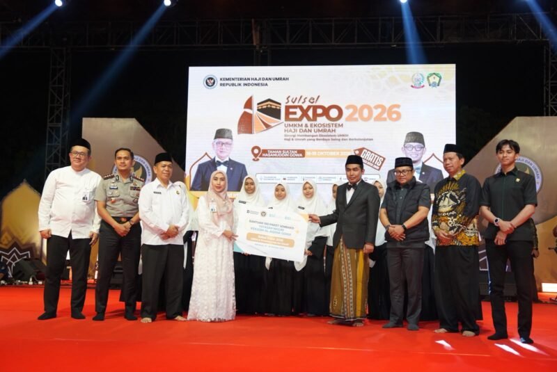 Pelaksana Tugas (Plt) Bupati Gowa, Darmawangsyah Muin, menghadiri pembukaan Sulsel Expo UMKM dan Ekosistem Haji dan Umrah 2026 di Taman Sultan Hasanuddin, Kabupaten Gowa, Jumat (16/10/26)
