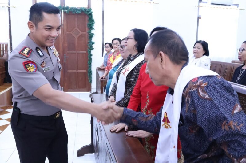 Kapolres Wajo AKBP Douglas Mahendrajaya melaksanakan kegiatan Minggu Kasih bersama masyarakat di Gereja Toraja Jemaat Sengkang Klasis Bone, Jalan Nangka, Kecamatan Tempe, Kabupaten Wajo, Minggu (18/10/2026)