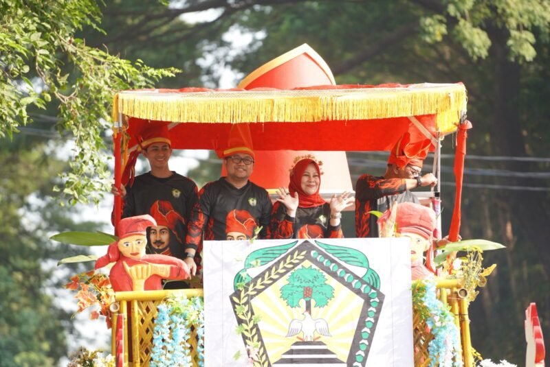 Pemerintah Kabupaten (Pemkab) Gowa ikut berpartisipasi di Kirab Swasembada Pangan pada rangkaian peringatan Hari Ulang Tahun (HUT) ke-357 Provinsi Sulsel di Jalan Jenderal Sudirman, Makassar, Minggu (18/10/2026)