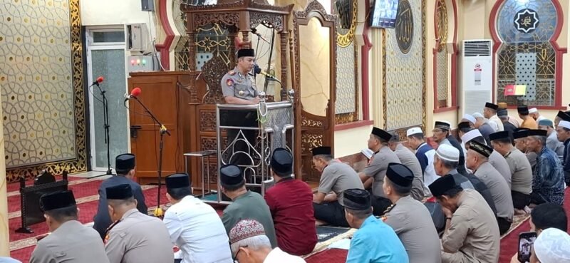 Kapolres Wajo AKBP Douglas Mahendrajaya menggelar kegiatan Subuh Keliling (Suling) bersama masyarakat di Masjid Jami Sirajul Mu’minin Bulupabbulu, Jalan Bau Baharuddin, Kecamatan Tempe, Kabupaten Wajo, Sabtu (17/10/2026)