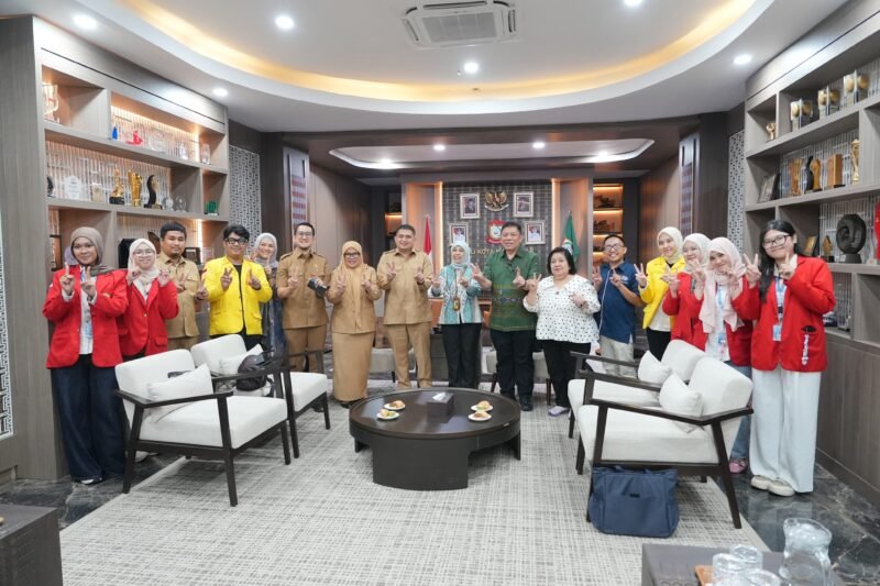 Wali Kota Makassar, Munafri Arifuddin menerima audiensi dari sejumlah perwakilan dosen dan mahasiswa Departemen HI UI dan Unhas di Balai Kota Makassar, Senin (19/10/2026)