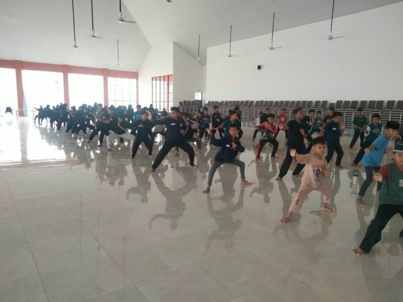 Padepokan Ranting 12 Sekolah Rakyat Tiga Belas (SRT) 19 Wajo terus memantapkan sesi latihan Pencak Silat Militer (PSM) bagi para siswanya. Latihan yang digelar pada Selasa (20/10/2026) tersebut berfokus pada pemantapan Gerakan Perorangan hingga Jurus PSM 1 sebagai syarat kelengkapan materi sabuk kuning