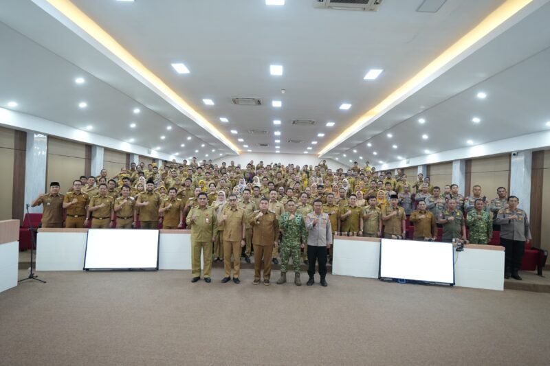 Wali Kota Makassar, Munafri Arifuddin  memimpin rapat koordinasi bersama seluruh camat dan lurah se-Kota Makassar di Balai Kota Makassar, Selasa (20/10/2026) sore