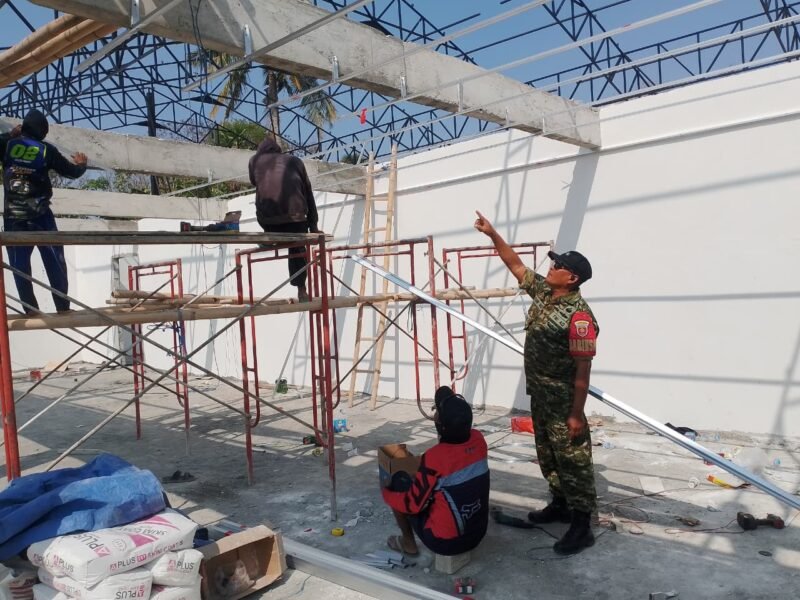 Babinsa Koramil 1406-05/Majauleng, Serma Syarifuddin, melaksanakan pengawasan terhadap pembangunan Koperasi Desa/Kelurahan Merah Putih (KDKMP) di Desa Tosora, Kabupaten Wajo. Kegiatan ini bertujuan untuk memastikan proses pembangunan berjalan dengan baik, tertib, dan sesuai dengan perencanaan yang telah ditetapkan, Rabu 21/10/2026