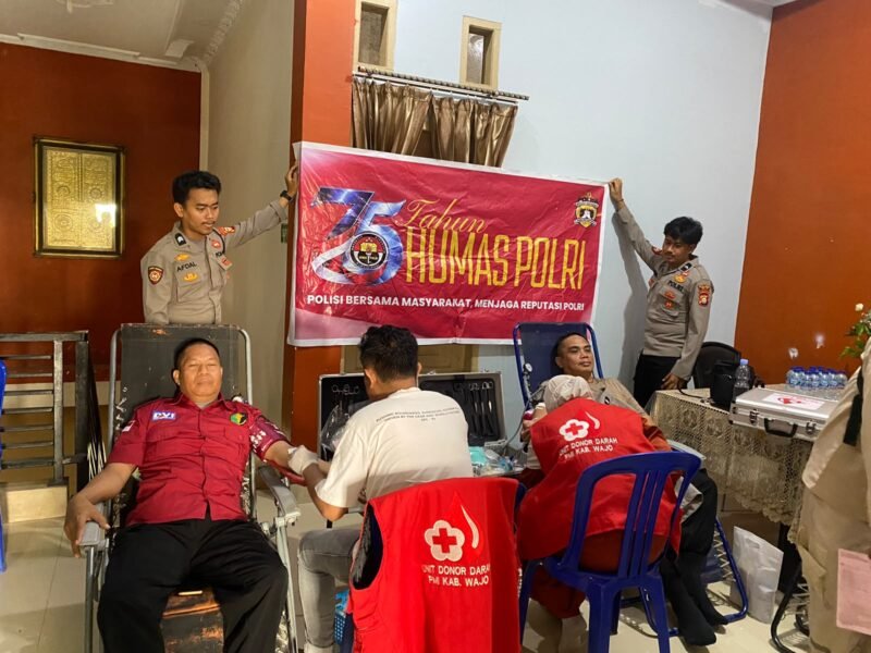 Memperingati Hari Jadi ke-75 Humas Polri Tahun 2026, Polres Wajo menggelar aksi donor darah dan pemeriksaan kesehatan gratis sebagai bentuk kepedulian nyata terhadap kemanusiaan serta upaya membantu menjaga ketersediaan stok darah di daerah