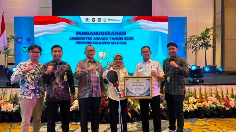 Pemerintah Kabupaten (Pemkab) Wajo mengukir prestasi membagakan di tingkat provinsi dengan menyabet penghargaan Juara III Penganugerahan Jamsostek Award 2026 Tingkat Provinsi Sulawesi Selatan. Penghargaan bergengsi tersebut diterima langsung oleh Sekretaris Daerah (Sekda) Kabupaten Wajo, Ir. Armayani, bersama Kepala Dinas Tenaga Kerja dan Transmigrasi (Disnakertrans) Kabupaten Wajo, Andi Sudarmin