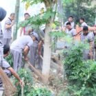 Polres Wajo menunjukkan kepeduliannya terhadap kebersihan dan kelestarian lingkungan melalui kegiatan Green Policing yang dirangkaikan dengan aksi kerja bakti atau kurvey bersama masyarakat dan pengurus Masjid Jami Al-Ikhlas, Kelurahan Tempe, Kabupaten Wajo, Jumat (23/10/2026)