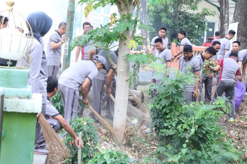 Polres Wajo menunjukkan kepeduliannya terhadap kebersihan dan kelestarian lingkungan melalui kegiatan Green Policing yang dirangkaikan dengan aksi kerja bakti atau kurvey bersama masyarakat dan pengurus Masjid Jami Al-Ikhlas, Kelurahan Tempe, Kabupaten Wajo, Jumat (23/10/2026)