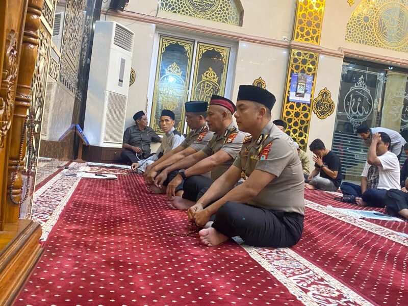 Polres Wajo terus konsisten mempererat silaturahmi dengan warga sekaligus menjaga kondusivitas wilayah. Kapolres Wajo, AKBP Douglas Mahendrajaya menggelar kegiatan Subuh Keliling (Suling) bersama masyarakat di Masjid An-Nur Darmawan, Jalan Lembu, Kecamatan Tempe, Kabupaten Wajo, Sabtu (24/10/2026)