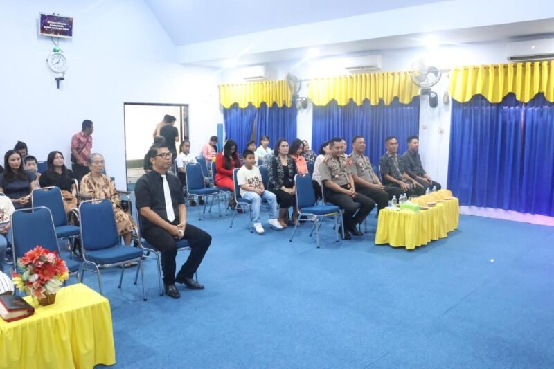 Kapolres Wajo AKBP Douglas Mahendrajaya  melaksanakan kegiatan Minggu Kasih bersama masyarakat di Gereja Imanuel, Jalan Nusa Tenggara, Sengkang, Kecamatan Tempe, Kabupaten Wajo, Minggu (25/10/2026)