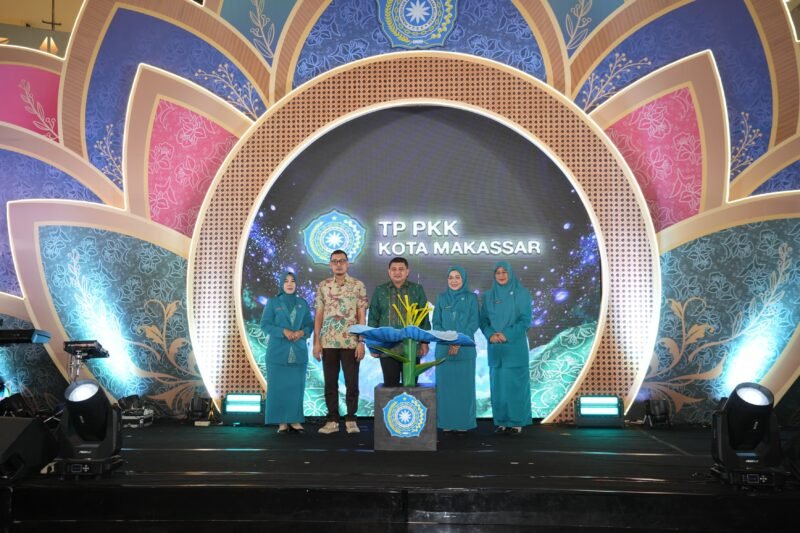 Wali Kota Makassar sekaligus Ketua Pembina TP PKK Kota Makassar, Munafri Arifuddin, resmi menutup rangkaian kegiatan Peringatan Hari Kesatuan Gerak (HKG) PKK ke-54 Tahun 2026 Tingkat Kota Makassar di Atrium Trans Studio Mall (TSM), Minggu (25/10/2026)