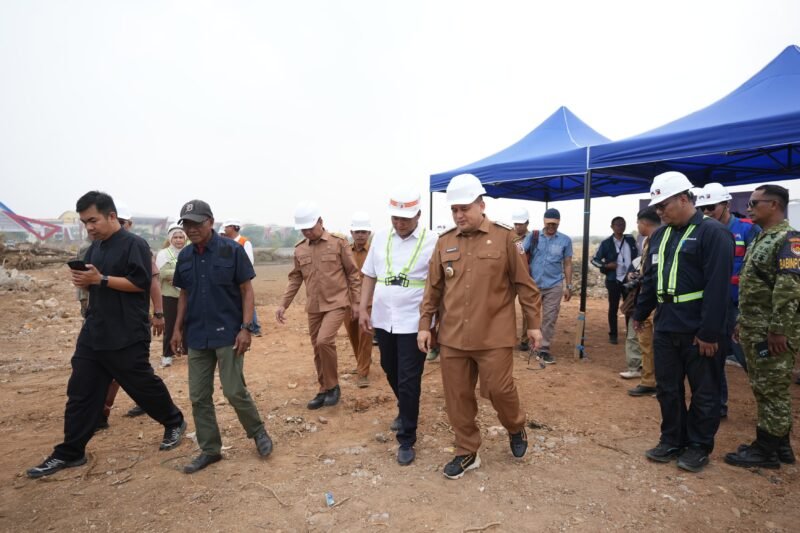 Wali Kota Makassar, Munafri Arifuddin, meninjau proses pembangunan Stadion Untia, di Kelurahan Untia, Kecamatan Biringkanaya, Senin (26/10/2026)