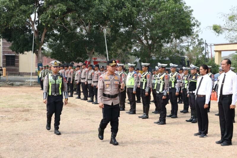 Kapolres Wajo AKBP Douglas Mahendrajaya memimpin Apel Gelar Pasukan Operasi Keselamatan Pallawa Tahun 2026 di Lapangan Mapolres Wajo, Jalan Rusa, Desa Assorajang, Kecamatan Tanasitolo, Kabupaten Wajo, Senin (26/10/2026)
