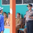 Kapolres Wajo AKBP Douglas Mahendrajaya, S.H., S.I.K., M.I.K., M.Tr.Opsla., menjadi pembina upacara bendera di SMKN 1 Wajo, Kecamatan Tanasitolo, Kabupaten Wajo, Senin (26/10/2026)