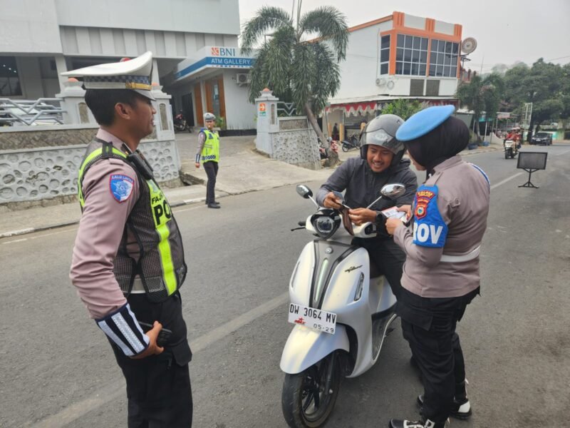 Satuan Lalu Lintas (Satlantas) Polres Wajo melaksanakan sosialisasi dan imbauan kepada masyarakat dalam rangka Operasi Patuh Pallawa 2026 di Jalan Jenderal Sudirman, tepatnya di sekitar Tugu BNI, Kecamatan Tempe, Kabupaten Wajo, Selasa (27/10/2026)