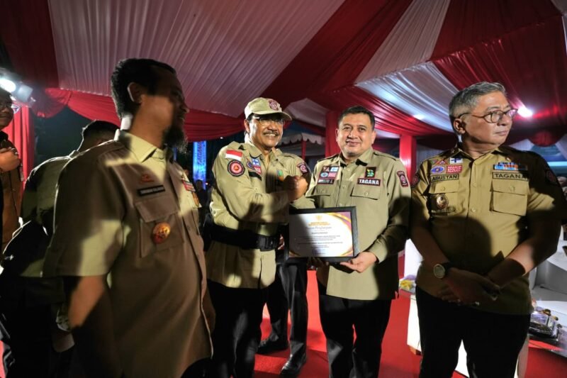 Wali Kota Makassar, Munafri Arifuddin, menerima piagam penghargaan dari Menteri Sosial Republik Indonesia, Senin (26/10/2026)