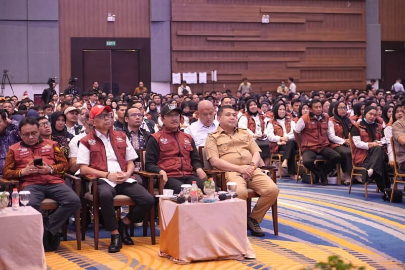 Wali Kota Makassar, Munafri Arifuddin  mendampingi Menteri Sosial Republik Indonesia, Saifullah Yusuf pada kegiatan Bimbingan Teknis Penguatan Kapasitas ASN PPPK Direktorat Perlindungan Sosial Non Kebencanaan (PSNK), di Four Points by Sheraton, Jalan Andi Djemma, Makassar, Selasa (27/10/2026)