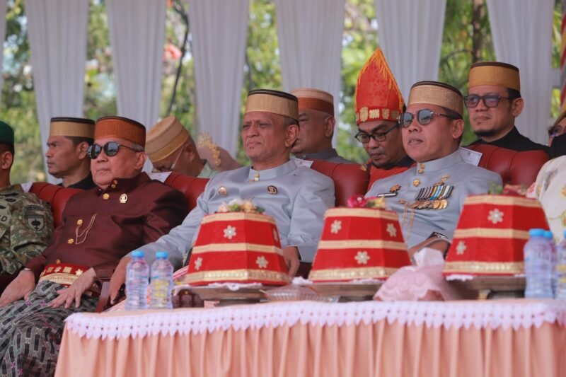 Bupati Wajo, Andi Rosman, bertindak sebagai inspektur upacara pada peringatan Hari Sumpah Pemuda (HSP) ke-98 tahun 2026 yang digelar di Lapangan Merdeka Sengkang, Kabupaten Wajo, Sulawesi Selatan, Rabu (28/10/2026)