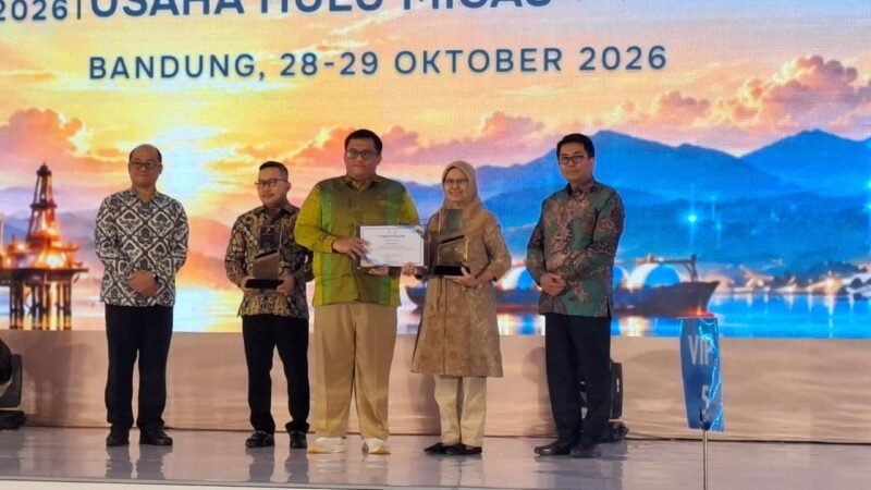 Bupati Wajo, Andi Rosman, menerima penghargaan dari Satuan Kerja Khusus Pelaksana Kegiatan Usaha Hulu Minyak dan Gas Bumi (SKK Migas) di Bandung, Jawa Barat, Rabu (28/10/2026). Piagam penghargaan diterima Sekretaris Daerah Wajo, Armayani ditandatangani Deputi Dukungan Bisnis SKK Migas, Eka Bhayu Setta