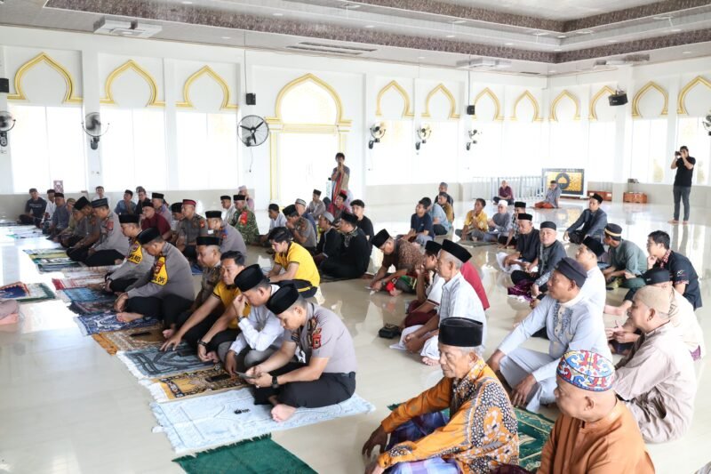 Kapolres Wajo AKBP Douglas Mahendrajaya melaksanakan kegiatan Jumat Keliling (Juling) bersama masyarakat di Masjid Besar Al Wahyu, Jalan Poros Anabanua–Sengkang, Kecamatan Tempe, Kabupaten Wajo, Jumat (30/10/2026)