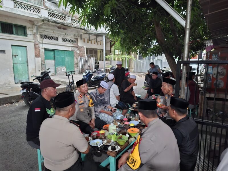 Usai melaksanakan salat subuh, Kapolres Wajo melanjutkan aktivitasnya dengan menyambangi Warkop Legend Temange untuk ngopi bersama masyarakat, Sabtu (31/10/2026)