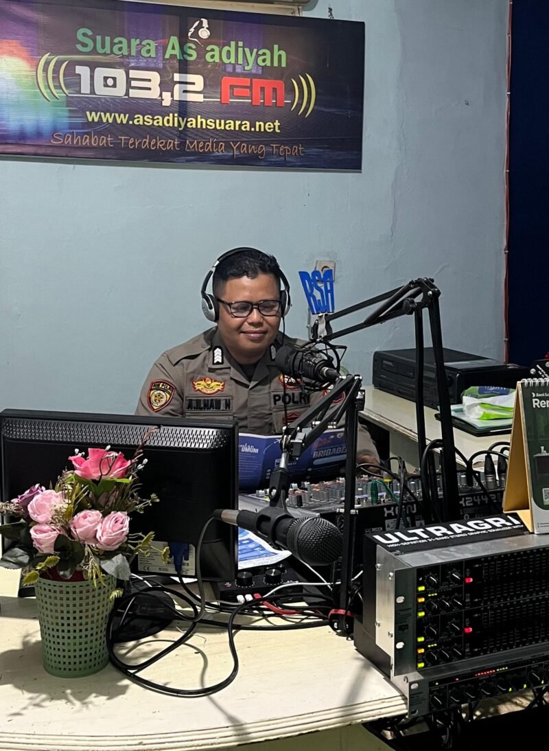 Melalui Bagian Sumber Daya Manusia (Bag SDM), Polres Wajo menggelar sosialisasi Penerimaan Murid Baru (PMB) SMA Kemala Taruna Bhayangkara Tahun Ajaran 2027/2028 secara langsung melalui frekuensi Radio Suara As Adiyah Bersatu 103.2 FM Sengkang pada Jumat (2/10/2026)